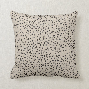 Le Dalmate noir et beige a repéré le coussin