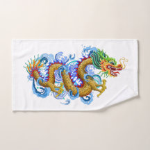 Le dragon d'or avec de l'eau éclabousse la