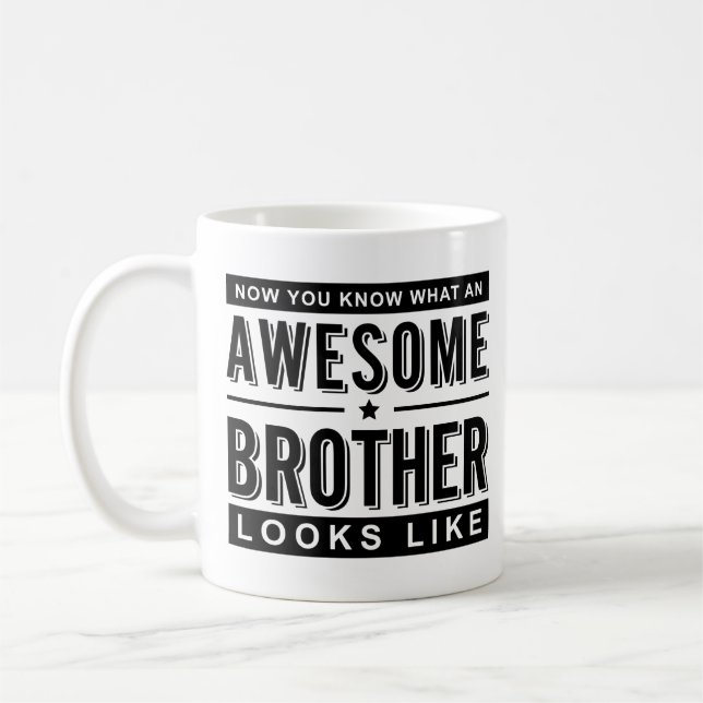 Le frère drôle de tasse impressionnante de frère (Gauche)