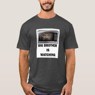 Le frère observe le T-shirt