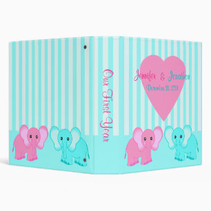 Le garçon/fille jumelle le classeur de photo