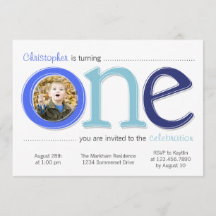 Le grand avec la carte d'anniversaire de