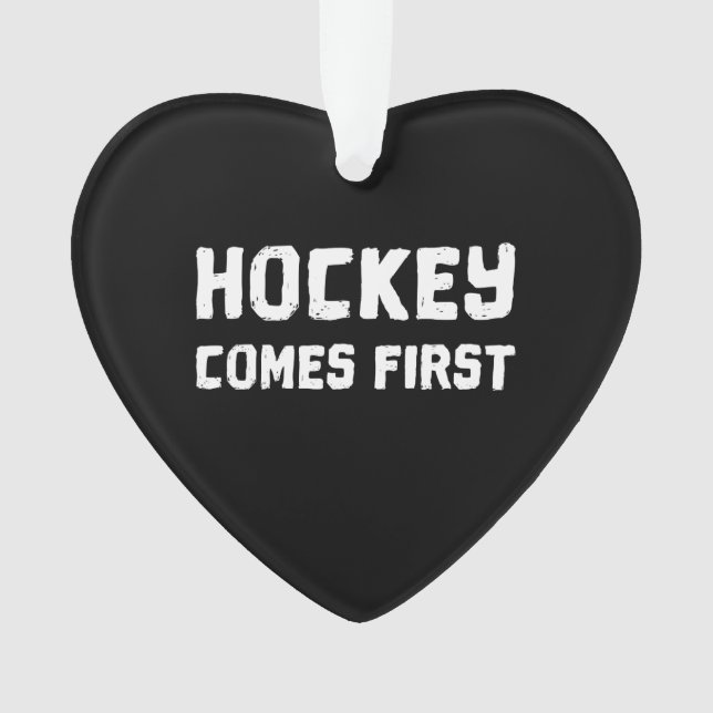 Le hockey arrive en premier (devant)