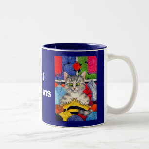 Le Knit se produit, tricotant la tasse de chat