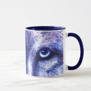 Le loup bleu observe la tasse