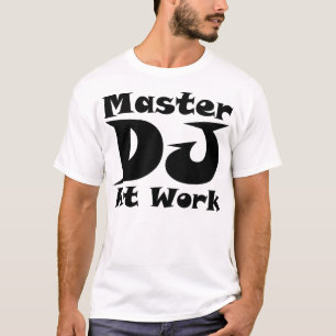 Le maître DJ au T-shirt de travail s'allument