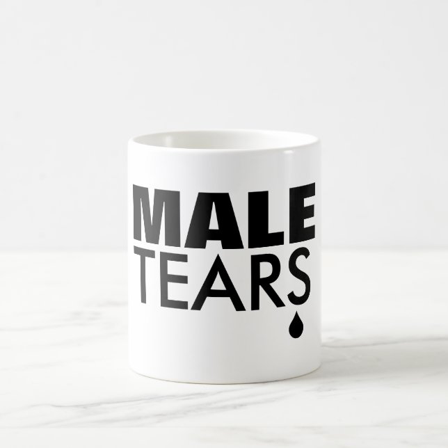 Le mâle déchire la tasse de café (Centre)