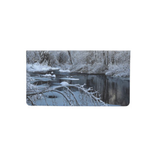 Le matin Sun sur la neige a couvert la rivière de