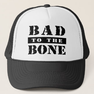 Le mauvais au casquette de camionneur d'os