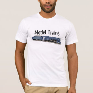 Le modèle forme le T-shirt