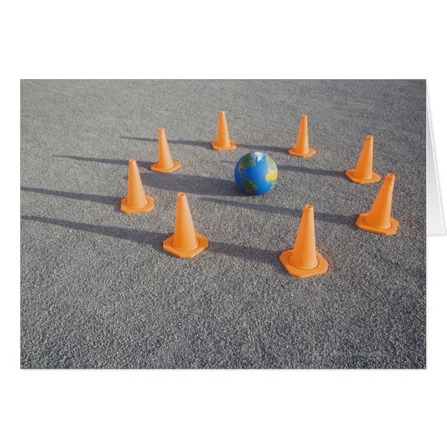 Le monde sur le sable à l'extérieur entouré de tra (Devant horizontal)