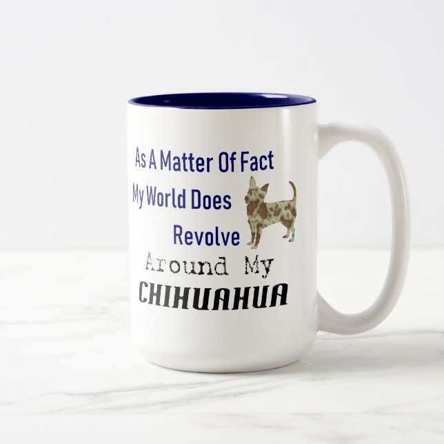 Le monde tourne autour de la Mug de café Chihuahua (Droit)
