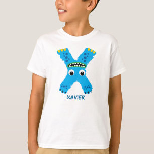 Le monstre marque avec des lettres le T-shirt
