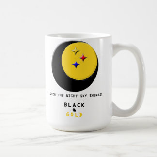 Le noir et l'or est même dans la tasse de ciel