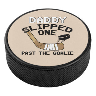 Le papa a glissé un après le gardien de but drô