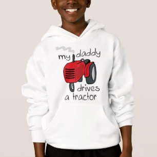 Le papa conduit un tracteur