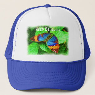 Le papillon continuent à croire le casquette