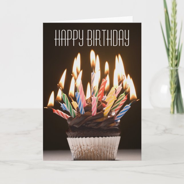 Le petit gâteau avec l'anniversaire mire la carte (Devant)