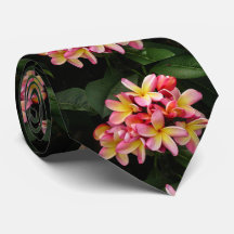 Le Plumeria hawaïen fleurit la cravate des hommes