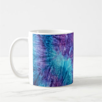 Le pourpre et la cravate bleue teignent la tasse