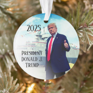 Le président Donald Trump 2023 lève le pied au nav