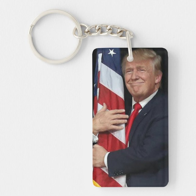Le président Trump accable le drapeau américain (Devant)