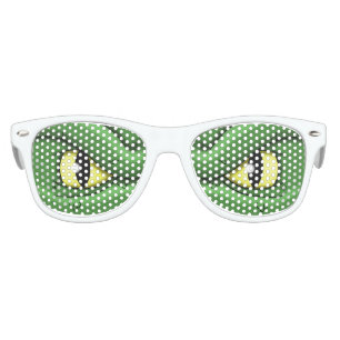 Le reptile observe des lunettes de soleil