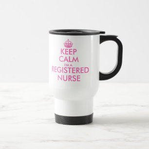 Le rose gardent le calme im une tasse de voyage