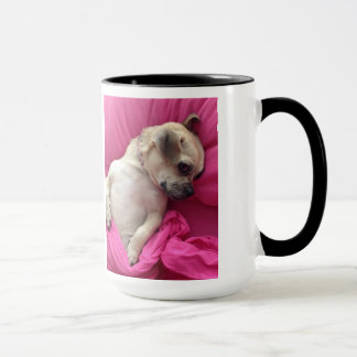 Le rose mignon de souffle de chiot couvre la tasse