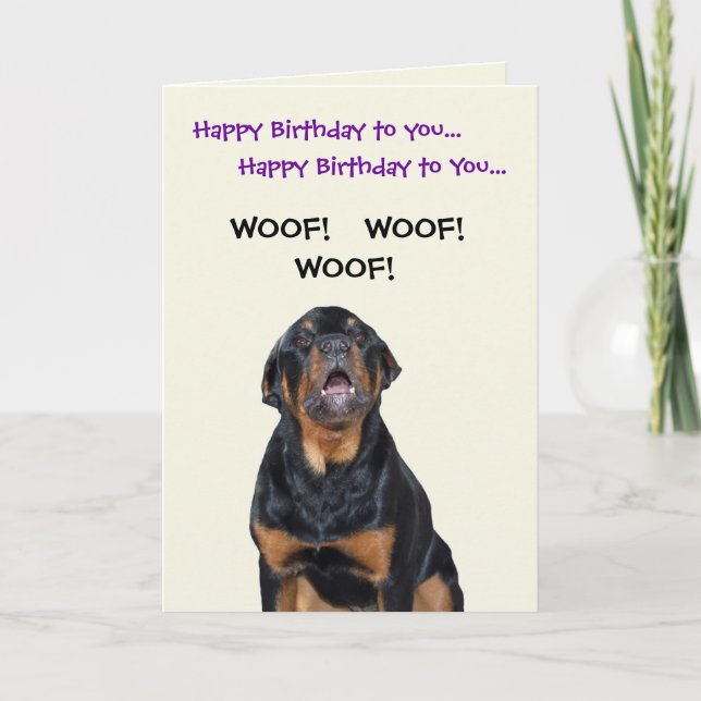 Le rottweiler voit la carte d'anniversaire de (Devant)