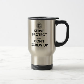 Le service bleu novice et protègent la tasse