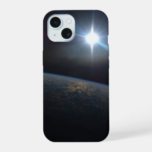 Le Soleil se couchant à l'horizon de la Terre.