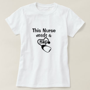 Le T-shirt blanc d'infirmière des femmes drôles
