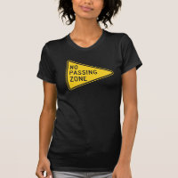 Le T-shirt d'aucunes femmes de dépassement de zone