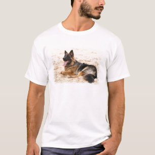 Le T-shirt de berger allemand des hommes de repos