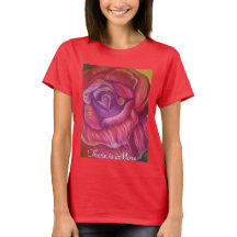Le T-shirt de la femme avec la copie de rose de