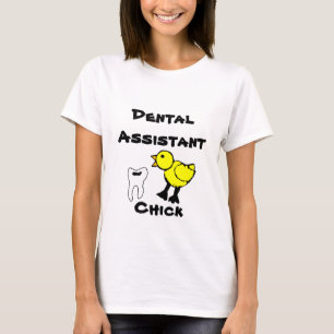 Le T-shirt de la femme de poussin d'assistant