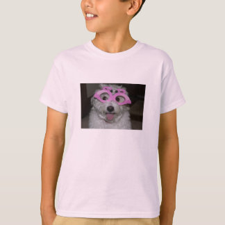 le T-shirt de la fille rose avec l'image du chien
