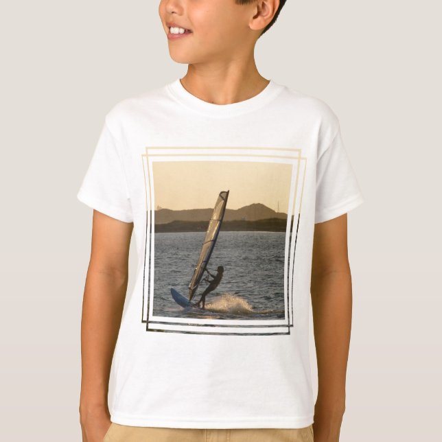 Le T-shirt de l'enfant d'image de planche à voile (Devant)