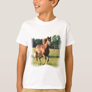 Le T-shirt de l'enfant galopant de cheval de