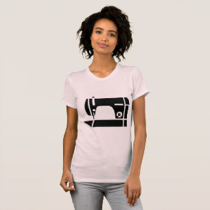 Le T-shirt des femmes de machine à coudre