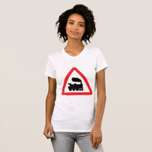 Le T-shirt des femmes de panneau routier de train