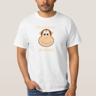 Le T-shirt des hommes mignons de chimpanzé