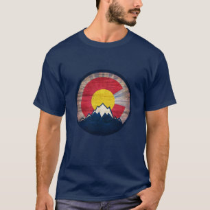 Le T-shirt en bois rustique d'hommes de montagnes