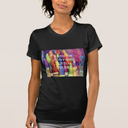 Le T-shirt féminin de couleur cassée