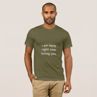 Le T-shirt foncé des hommes avec le texte blanc