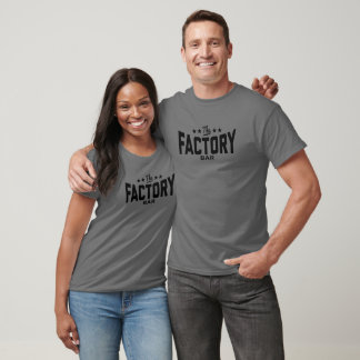 Le T-shirt gris des soudeurs de bar en usine
