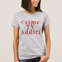 Le T-shirt gris féminin à la télévision
