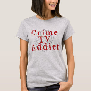 Le T-shirt gris féminin à la télévision