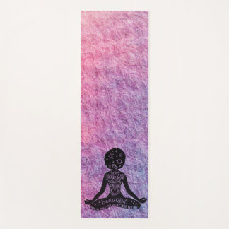 Le tapis de Yoga magique de la fille noire